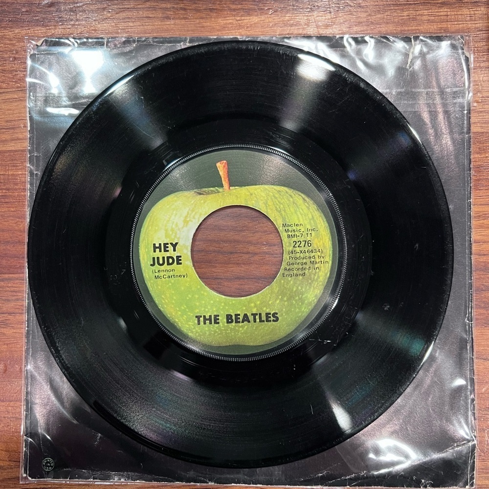 VTG  Beatles on Apple - HeyJude / Revolution 45 Record - original pressing 1968